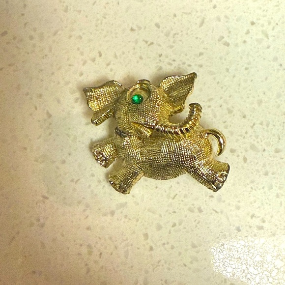 Vintage Gold Tone Elephant Pin Brooch Emerald Rhinestones - Picture 1 of 3